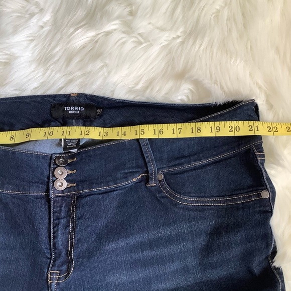 TORRID 24R Premium Denim 3 Button Jegging Legging Stretch Jeans Med Blue Wash - Picture 8 of 10